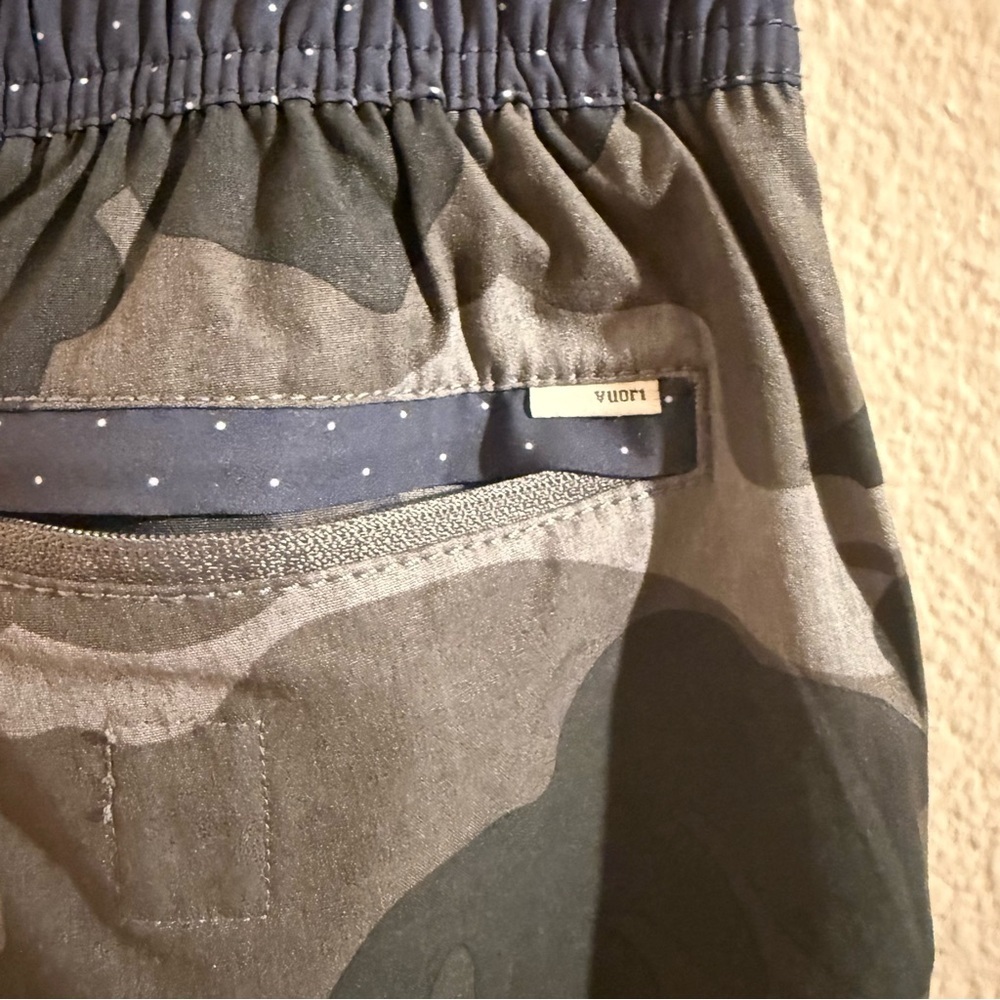 Vuori Banks shorts in charcoal camo Size M - Picture 4 of 7